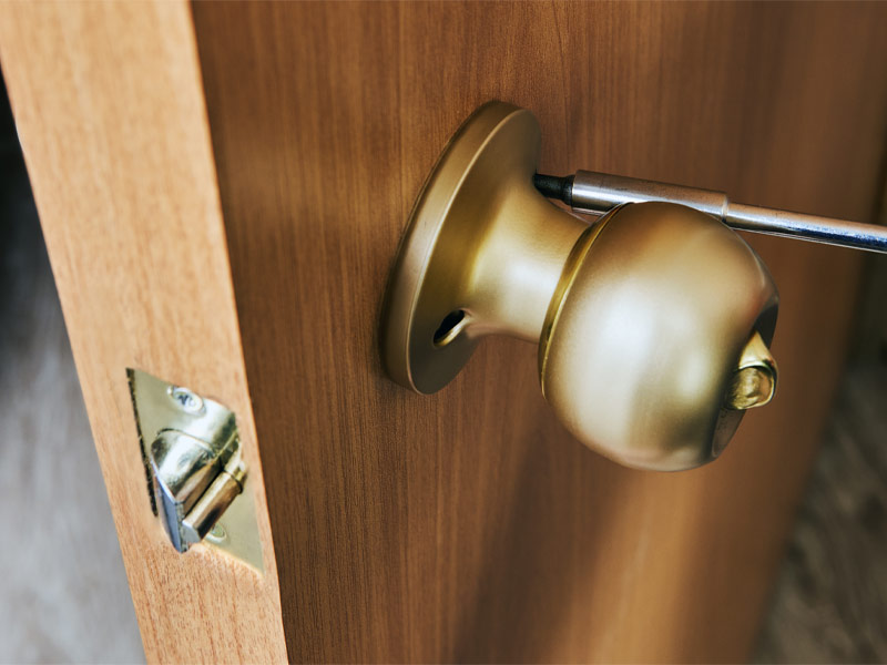 Reparação e afinação de portas e fechaduras